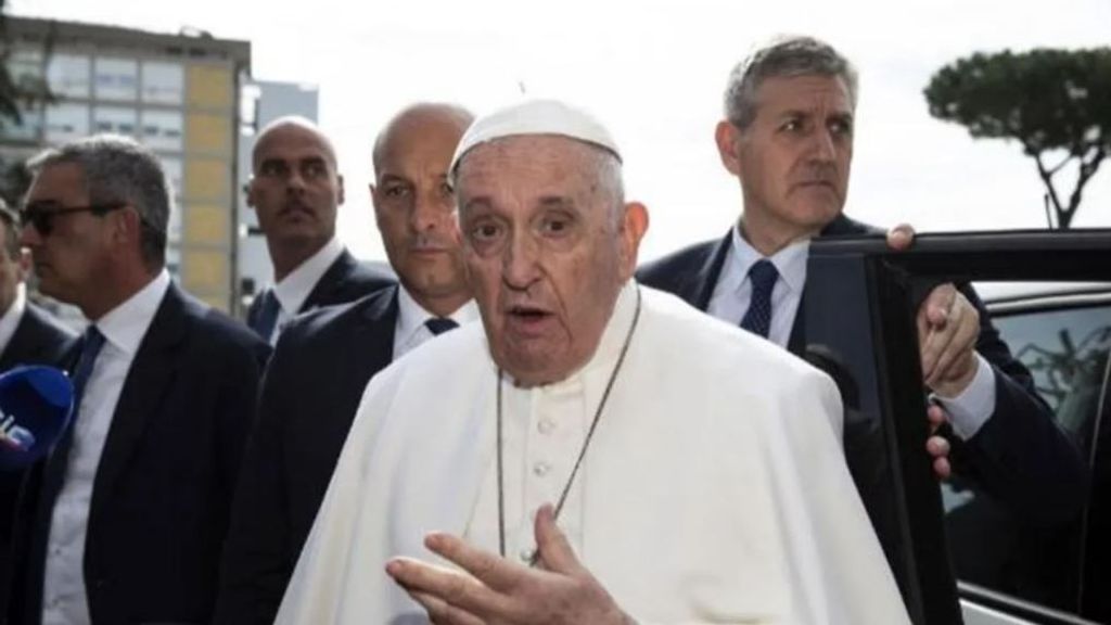 El papa Francisco sale del hospital tras su bronquitis: "Estoy todavía vivo"