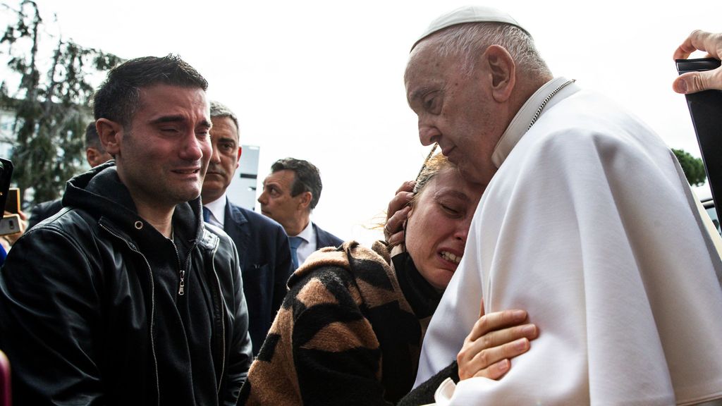 El Papa sale del hospital tras cuatro días ingresado por bronquitis: "Sigo todavía vivo"