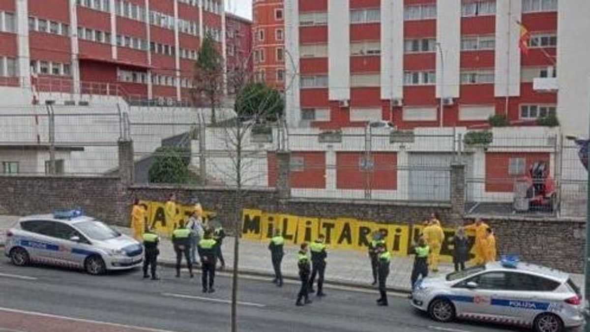 Intentan encaramarse al cuartel militar en Bilbao para llamar a la objeción fiscal