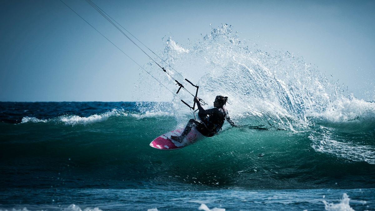 Rescatan sin vida a una mujer que practicaba 'kitesurf' en el mar en Garrucha, Almería