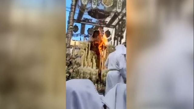 Susto en Vélez-Málaga: se incendia el manto de la Virgen del Rocío