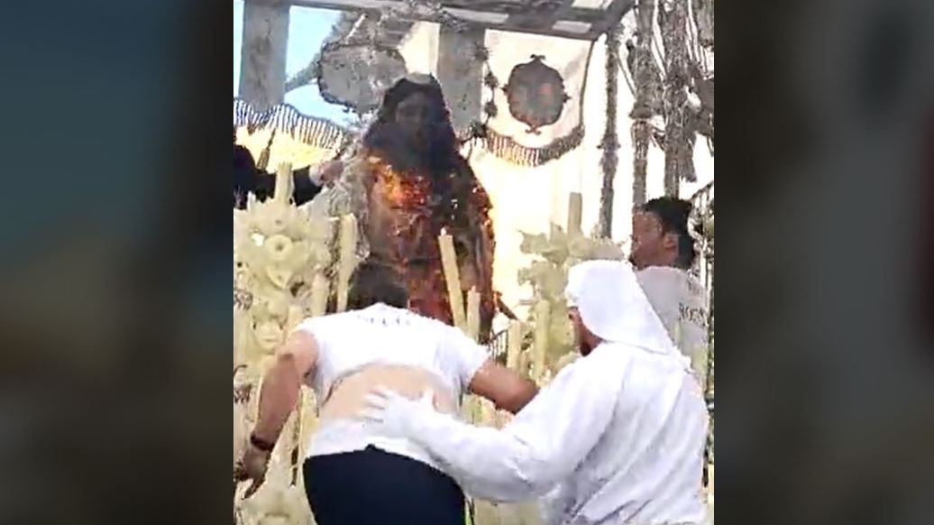 Susto en Vélez-Málaga: se incendia el manto de la Virgen del Rocío