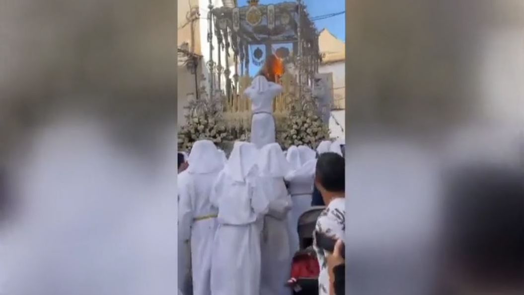 Arde la imagen de la Virgen del Rocío de Vélez-Málaga al caerse una vela del trono