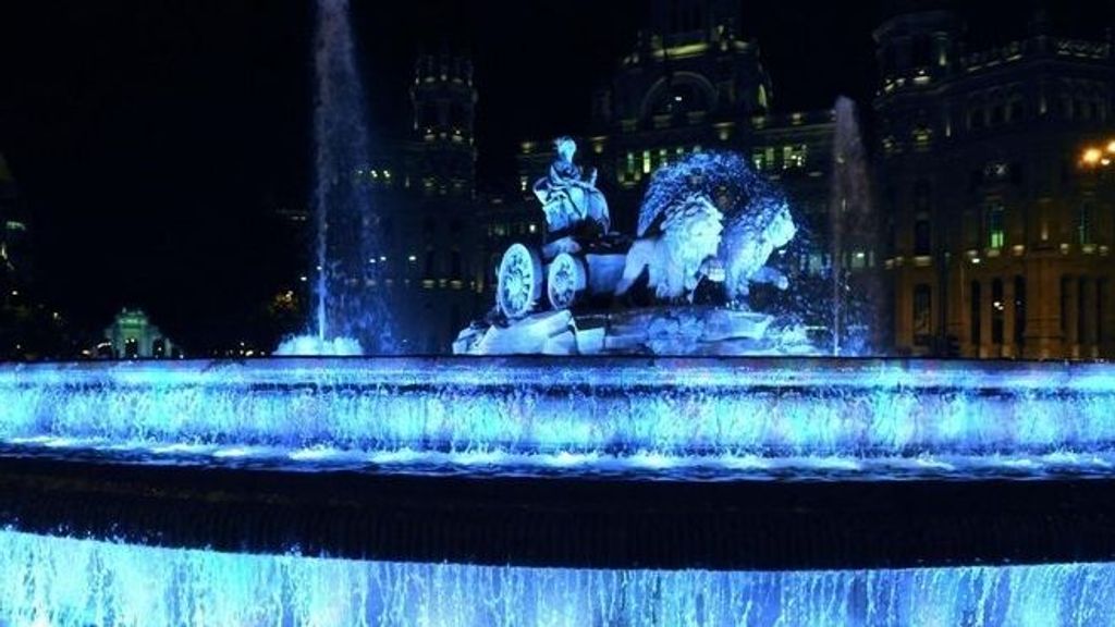 Cibeles iluminada de azul