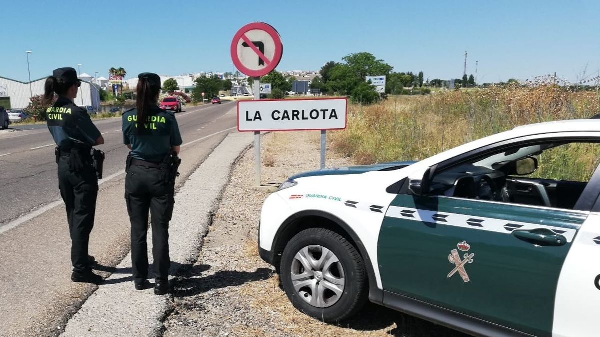 Dos guardias civiles en La Carlota, en Córdoba