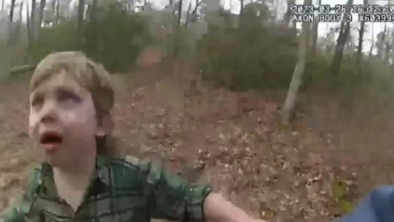 El momento en el que la Policía encuentra a un niño perdido en el bosque en EEUU: "Te tengo, estás bien"