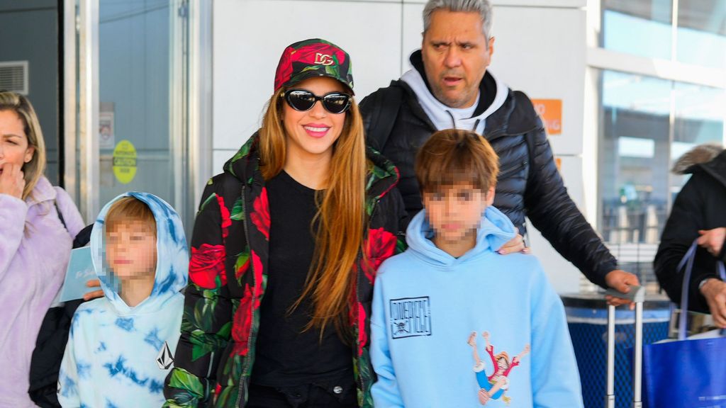 Shakira junto a sus hijos y su hermano Tonino en el aeropuerto