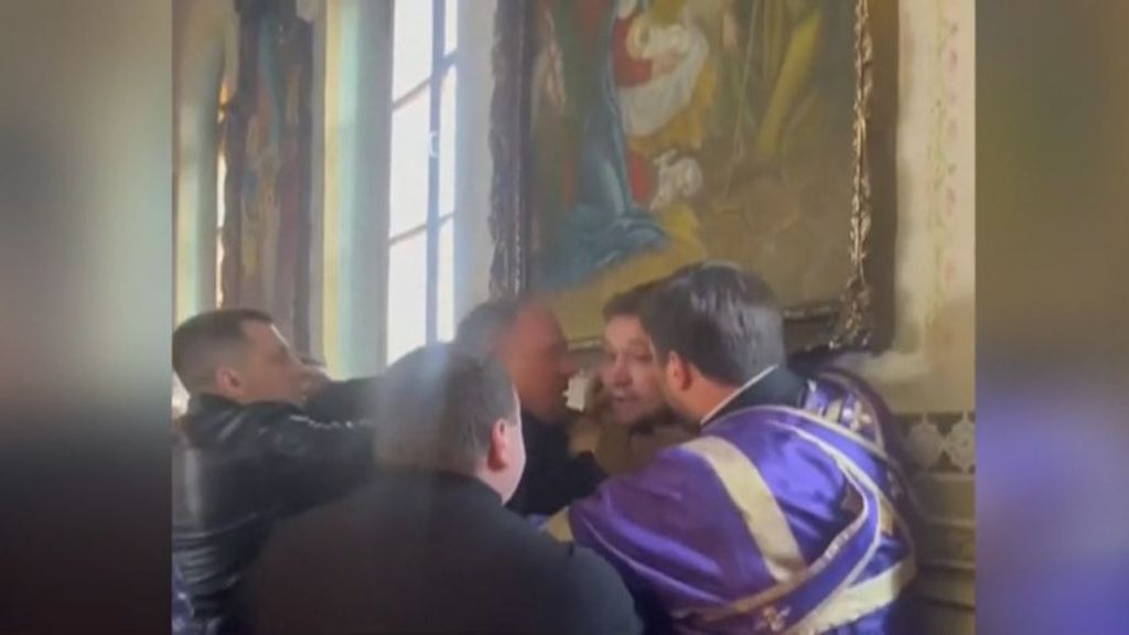 A patadas en una iglesia prorrusa en Ucrania: los clérigos golpean hasta echar a un soldado ucraniano