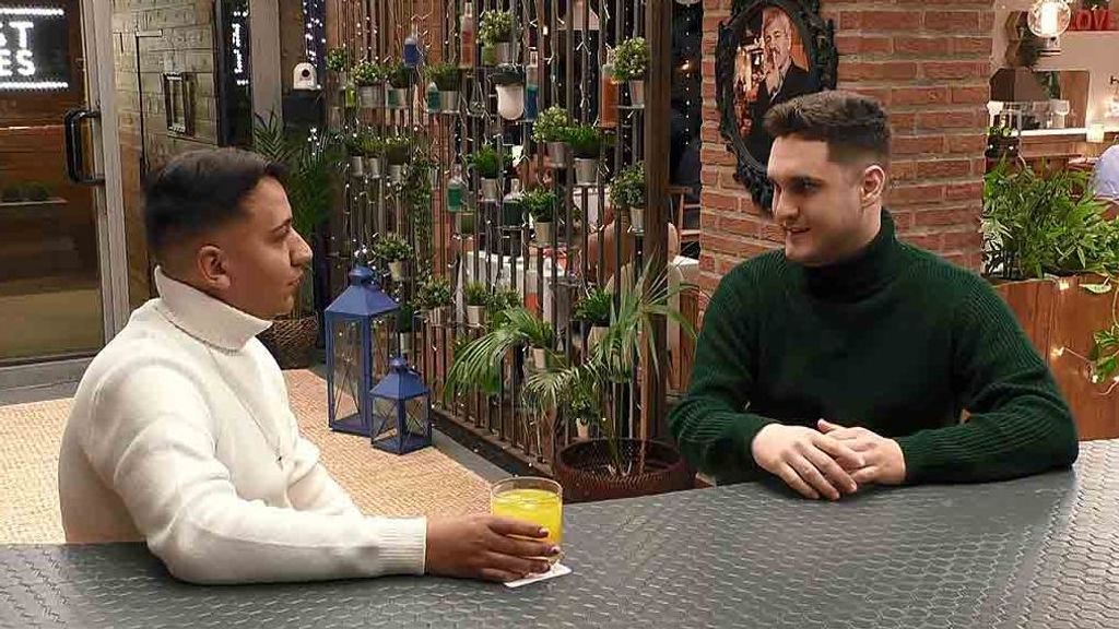 César y Juanito durante cita en 'First Dates'