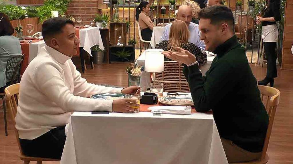 César y Juanito durante cita en 'First Dates'