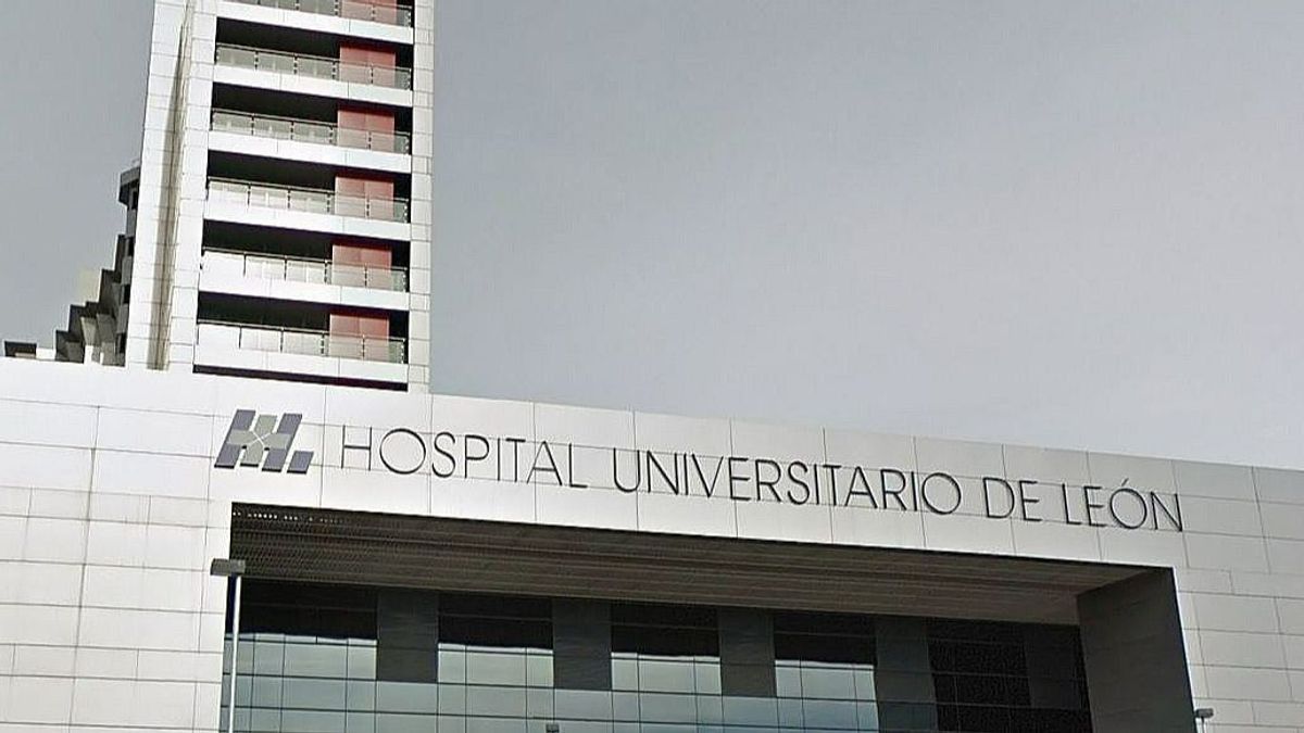 Denuncian la muerte de una paciente en León tras caérsele a los sanitarios