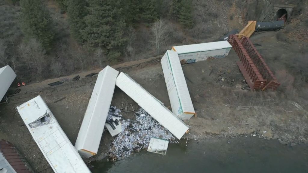 Descarrilan un tren al salirse de las vías en Montana, EEUU: varios vagones han caído sobre un río