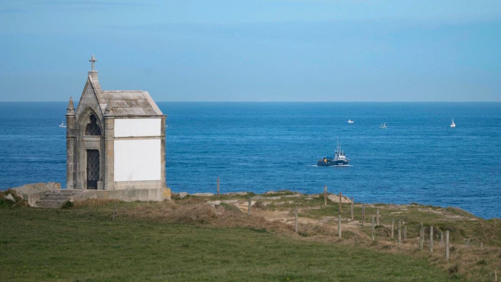 Los buzos de la Guardia Civil buscarán al marinero desaparecido en Cantabria en el interior del barco hundido