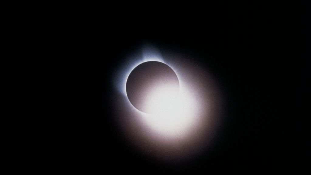 Eclipse solar híbrido en abril 2023