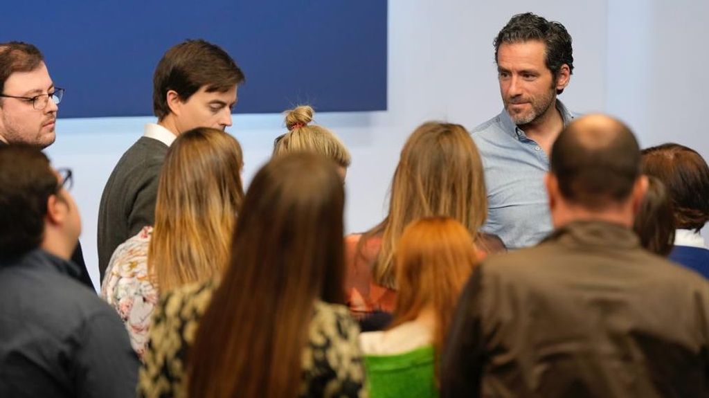 El portavoz del PP, Borja Sémper, charla con periodistas en Génova hoy