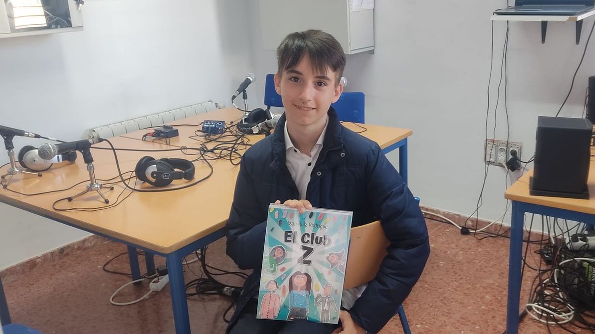 Izan Ruíz, el niño sevillano con autismo que ha escrito su primer libro con 14 años