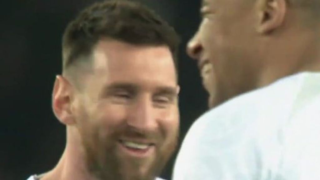La afición del PSG vuelve a pitar a Messi pero a él le da igual: no para de reírse con Mbappé