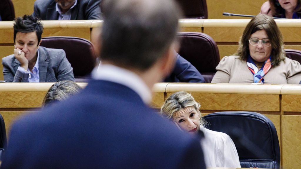 La vicepresidenta Yolanda Díaz escucha al líder del PP, Alberto Núñez Feijóo, en el Senado