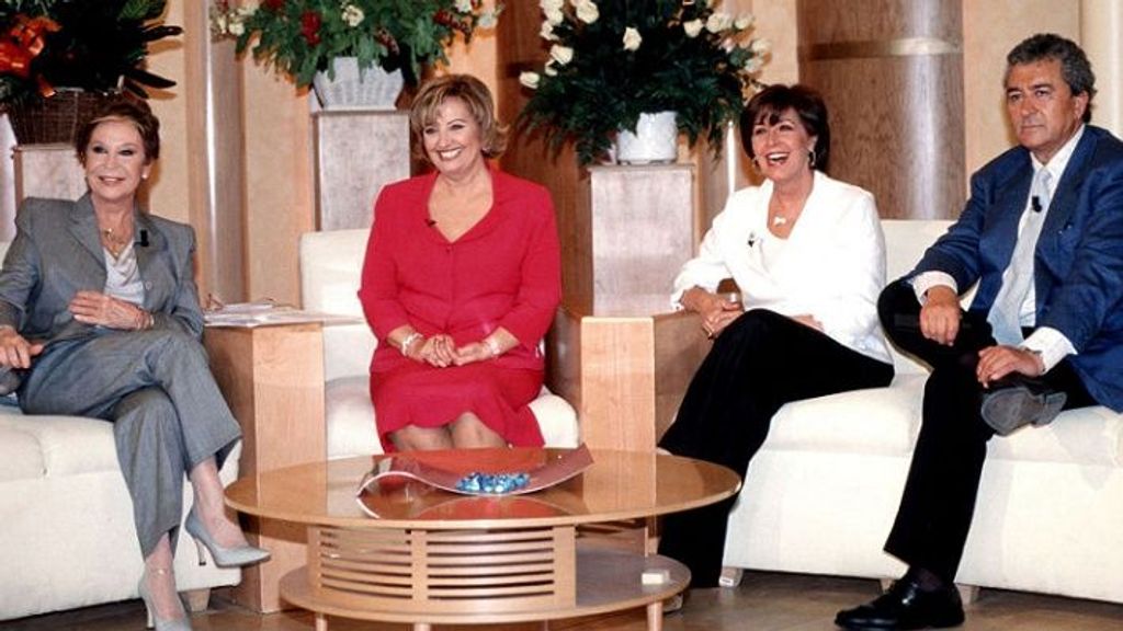 Maria Teresa Campos en el set de 'Día a Día' con Lina Morgan, Concha Velasco y Paco Valladares