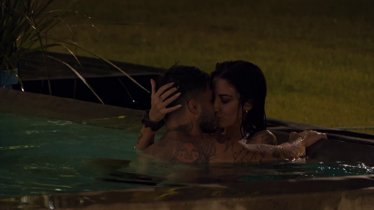 Naomi y Napoli tienen sexo en la piscina y ¡delante de sus compañeros!