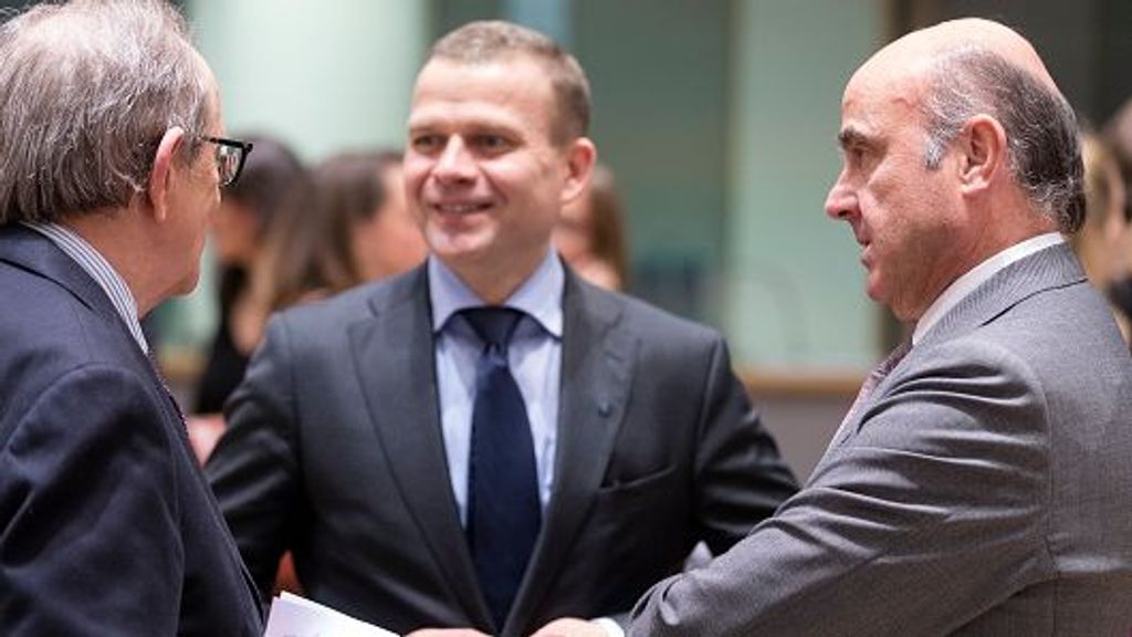 Petteri Orpo junto a Luis de Guindos (BCE) en el último eurogrupo