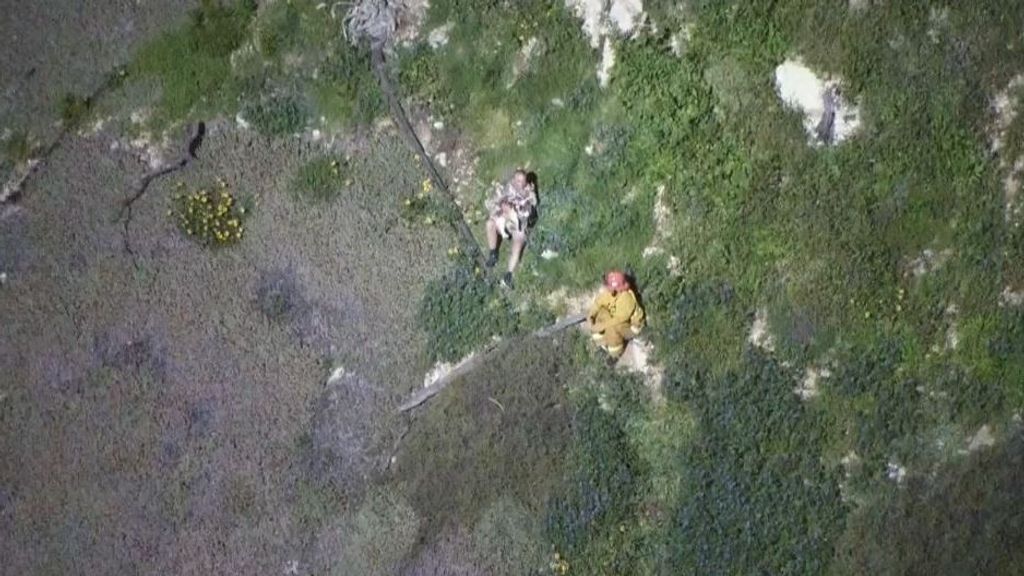 Rescatan a un hombre atrapado en un acantilado en Los Ángeles intentando salvar a su perro