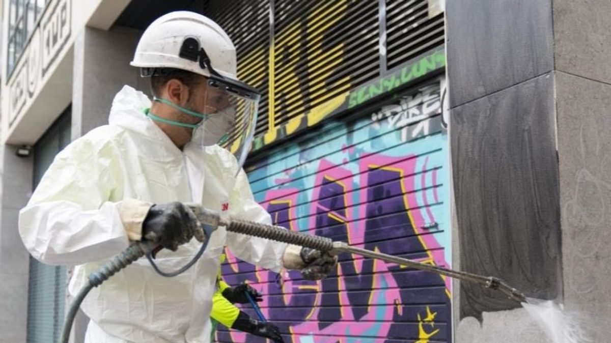 Trabajador del servicio de limpieza de pintadas de la vía pública de Barcelona