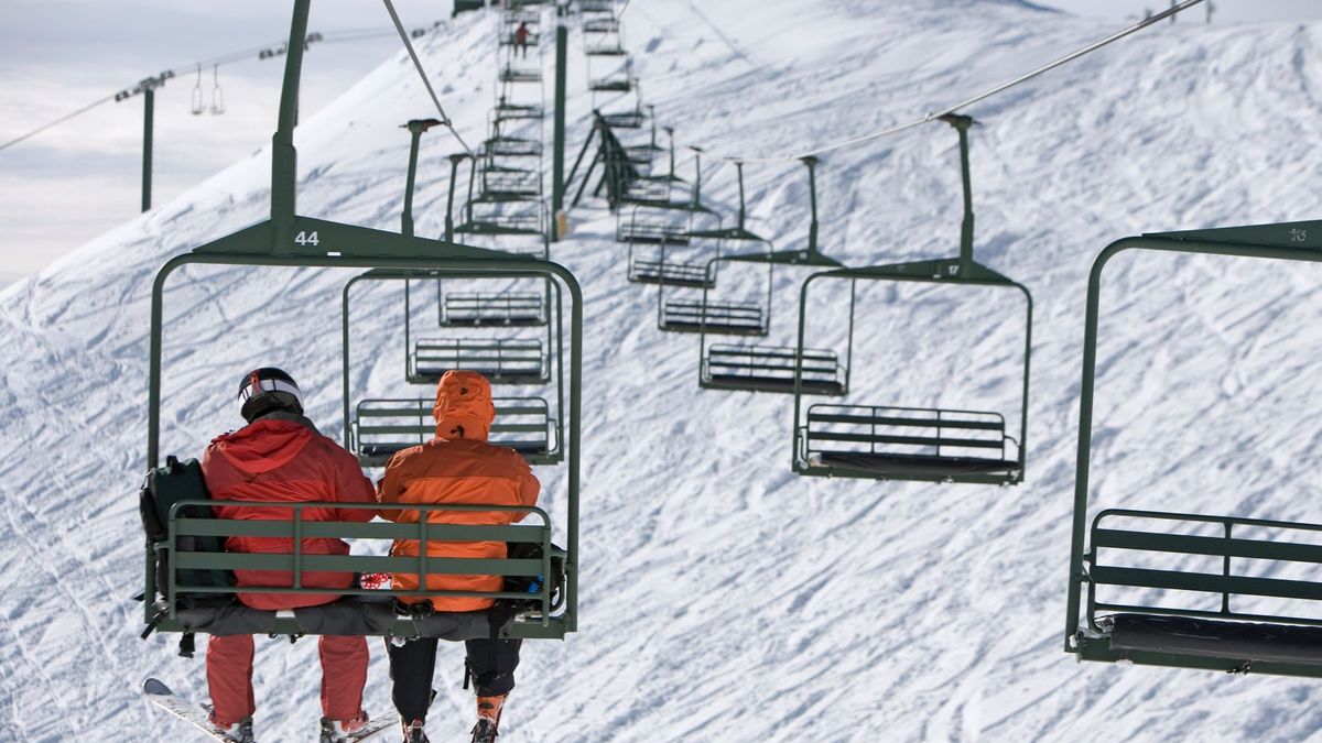 Un esquiador borracho muere tras caer del telesilla a 40 metros de altura en los Alpes