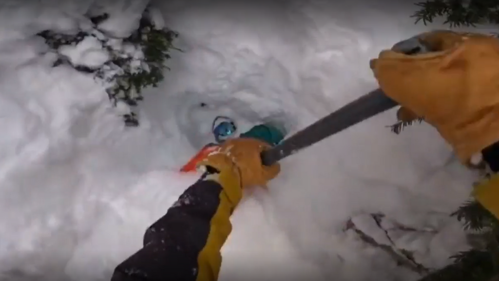 Un esquiador rescata a un hombre sepultado por la nieve en EEUU