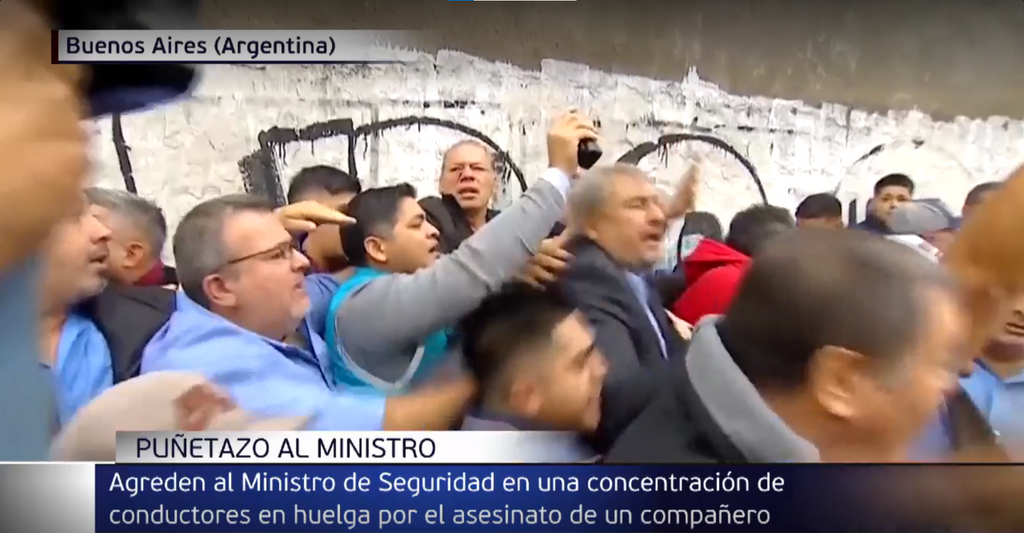 Agreden al ministro de Seguridad de Buenos Aires durante una huelga de conductores de autobús