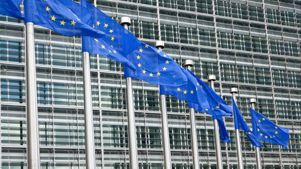 Banderas de la Unión Europea ante un edificio comunitario en Bruselas, Bélgica