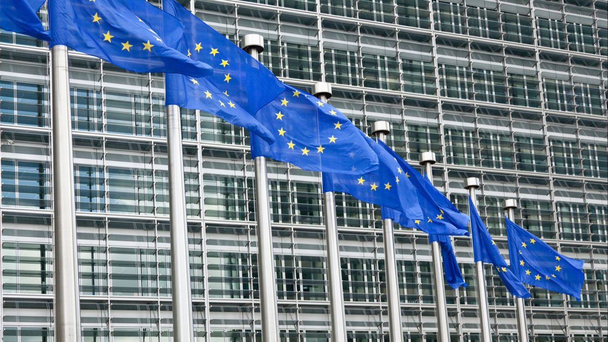 Banderas de la Unión Europea ante un edificio comunitario en Bruselas, Bélgica