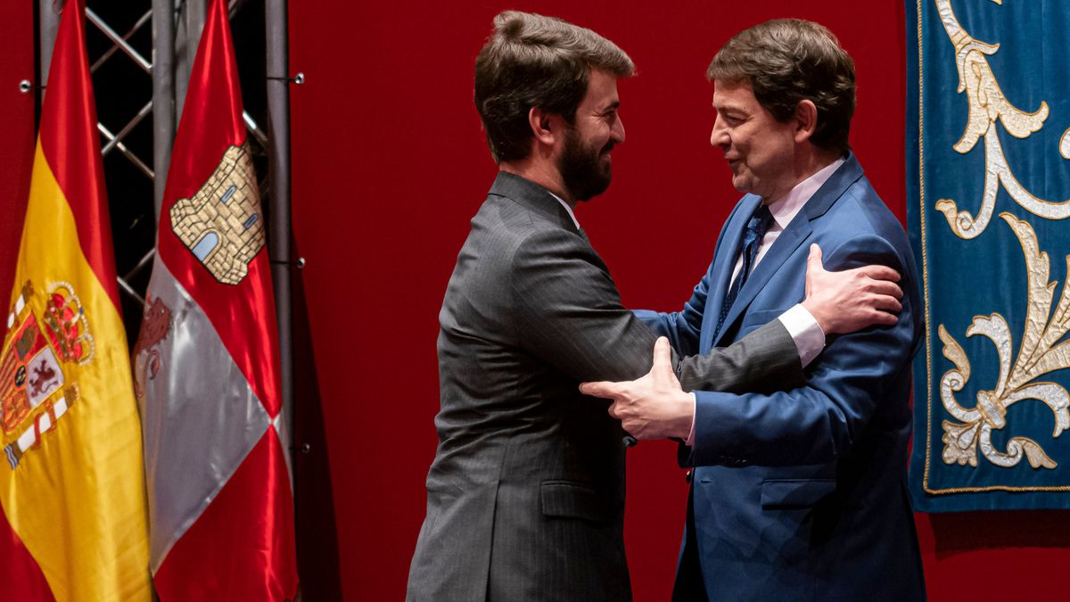 El presidente de Castilla y León,  Alfonso Fernández Mañueco, abraza al líder regional de Vox, Juan García-Gallardo, tras su toma de posesión