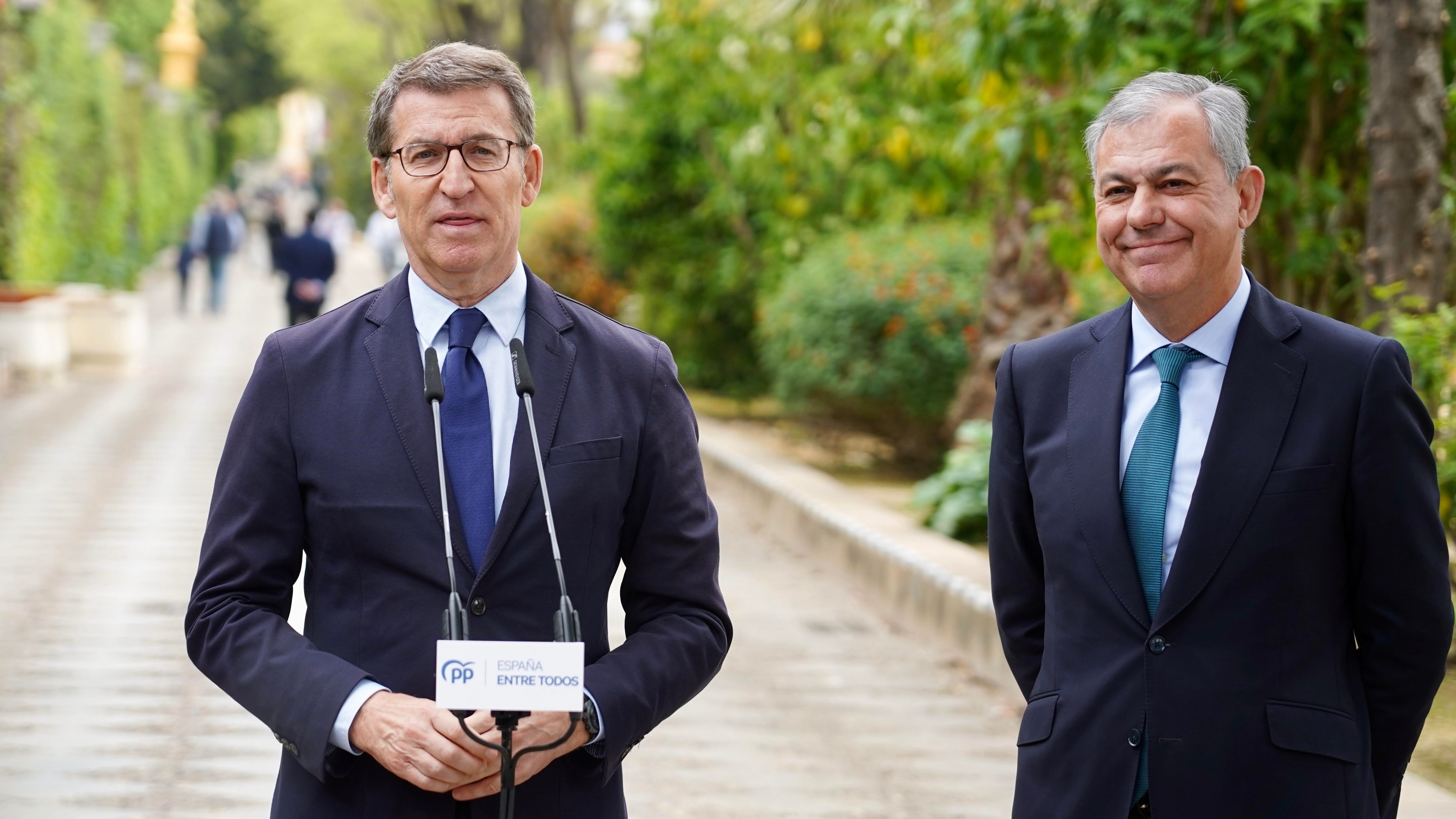 El presidente del PP, Alberto Núñez Feijóo, junto a su candidato a la alcaldía de Sevilla, José Luis Sanz