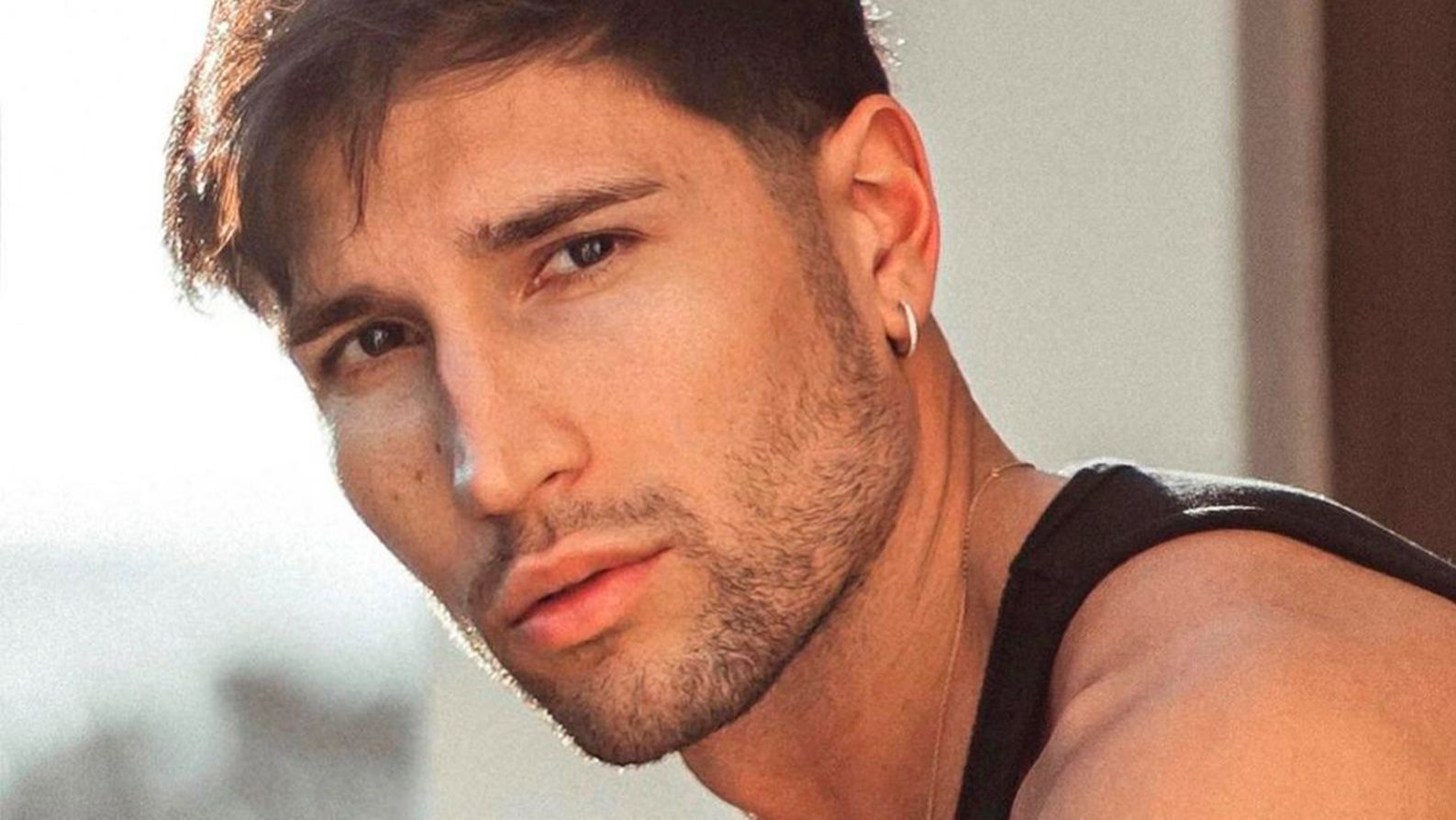 Gianmarco Onestini, acompañado de una misteriosa joven, disfruta de un paseo por Madrid