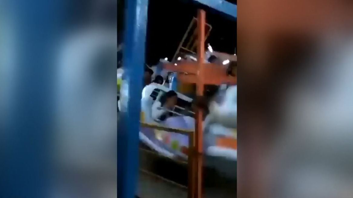 Momento en el que la atracción se parte por la mitad en Maharashtra y deja heridas a cinco personas