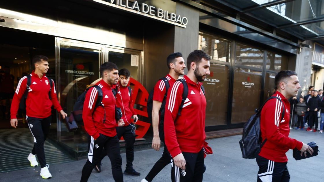 Osasuna llega con retraso a San Mamés después de que le pare la Ertzaintza media hora