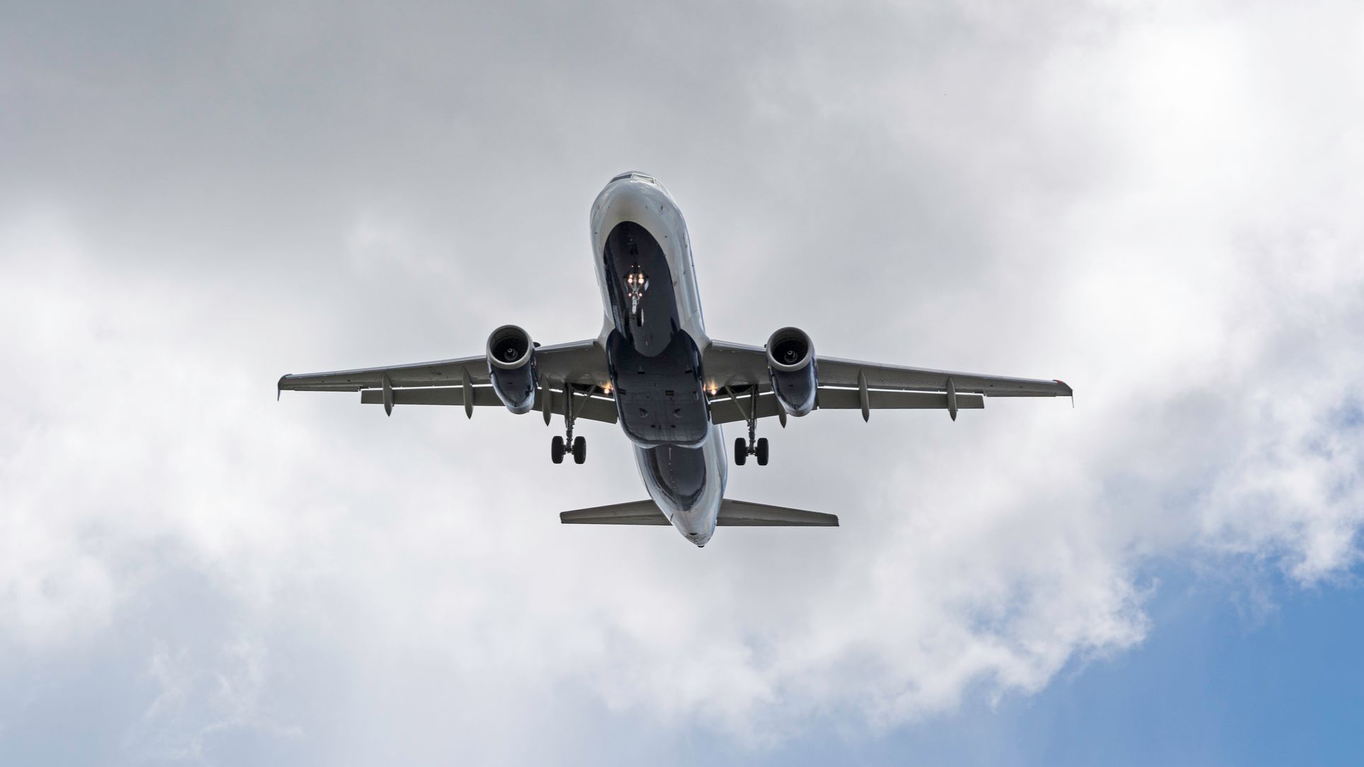 Un avión realiza un aterrizaje de emergencia después de que una mujer se sintiese indispuesta