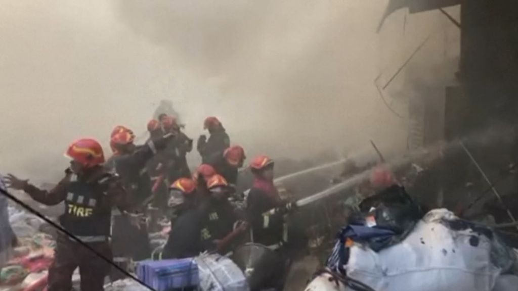 Un gran incendio arrasa uno de los mayores mercados de ropa de Bangladesh