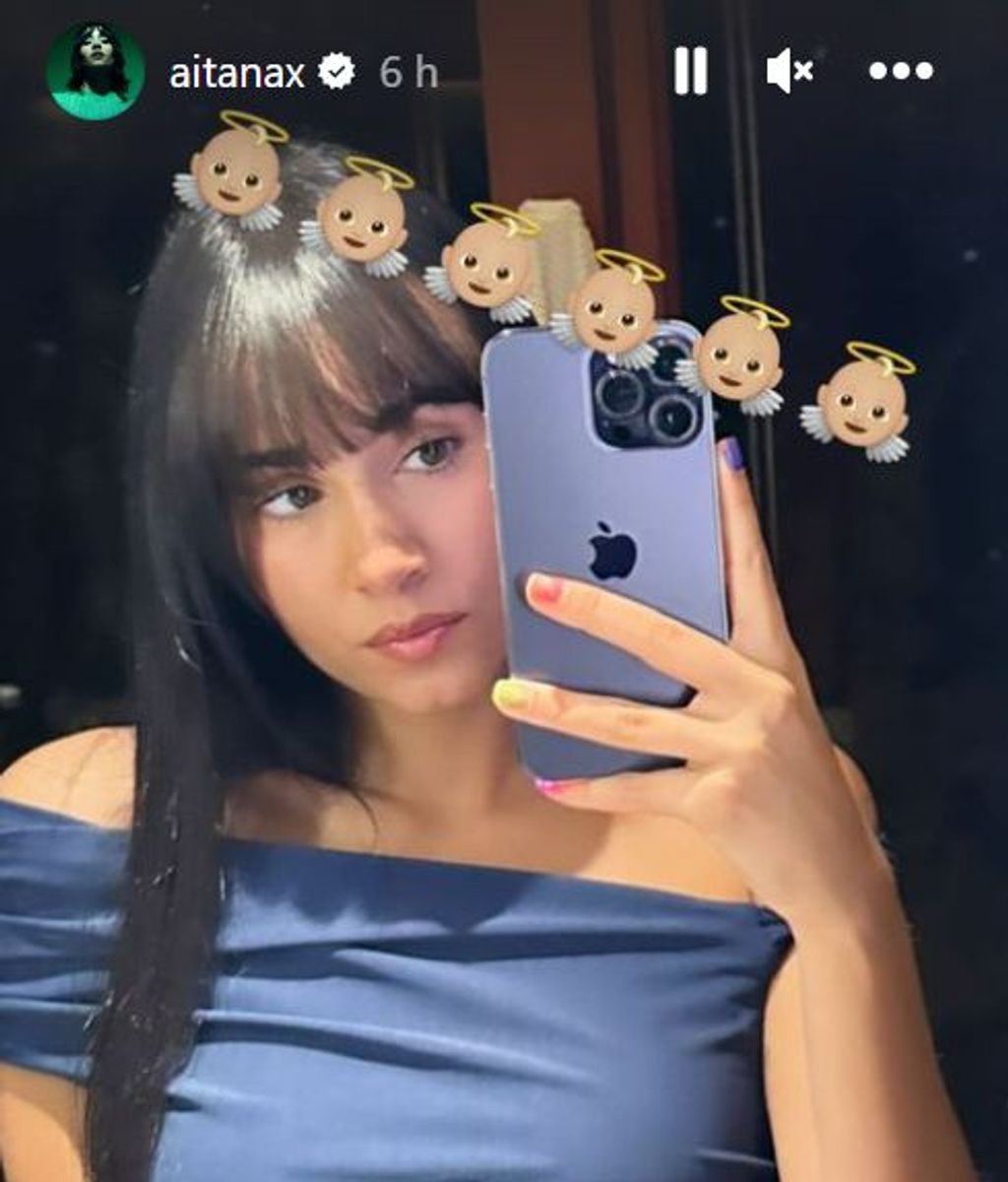 Aitana posando frente al espejo