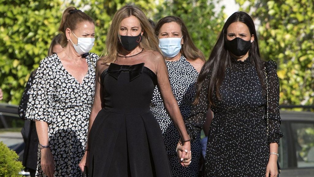 Ana Obregón y Carolina Monje, de la mano en el funeral de Aless Lequio