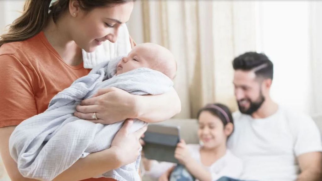 El nuevo permiso parental de ocho semanas será retribuido como establece la norma de la UE