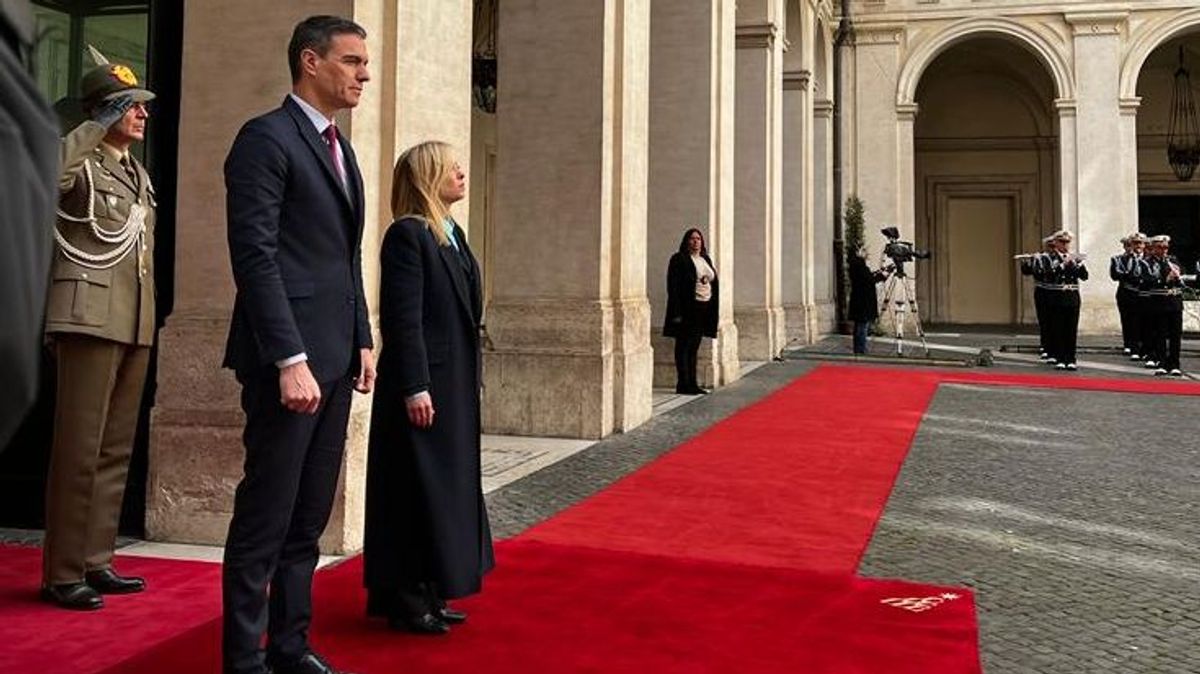 La premier italiana Giorgia Meloni recibe con honores en Palazzo Chigi al presidente español Pedro Sánchez.