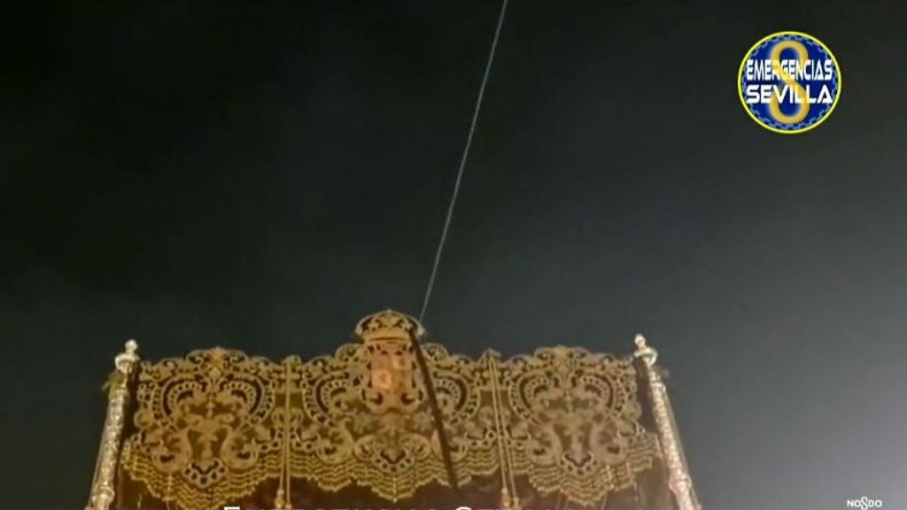 Nuevo incidente en una procesión de Semana Santa: el palio de una hermandad de Sevilla se engancha en un cable