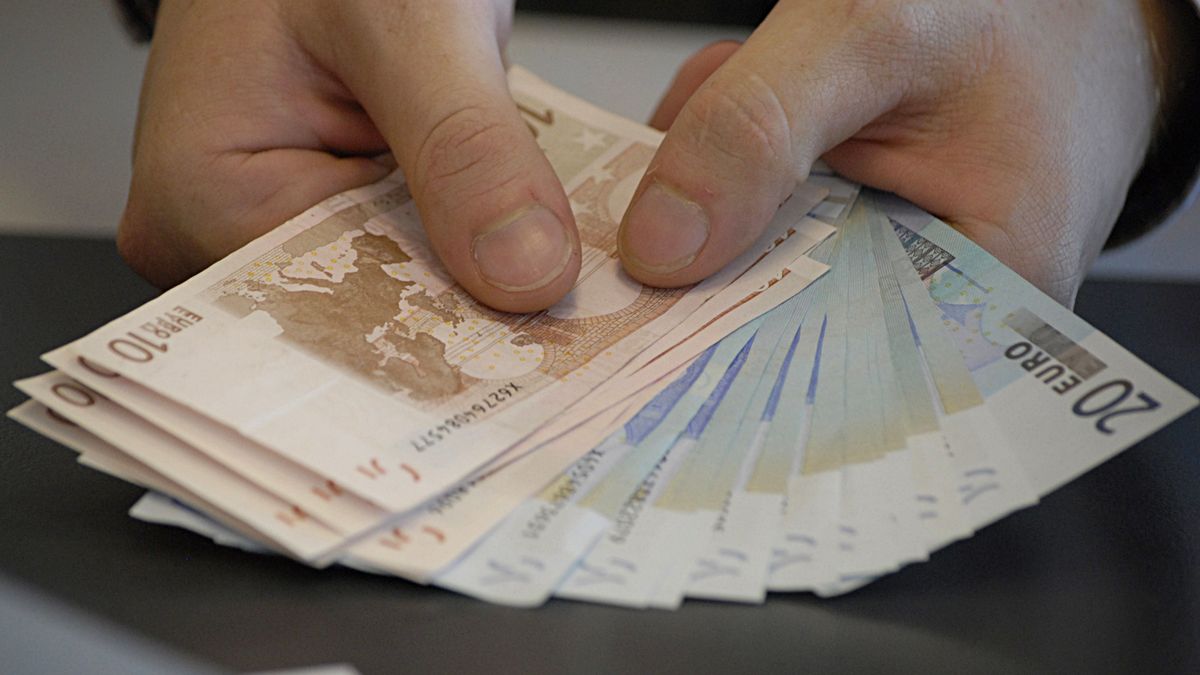Un hombre de Pamplona se encuentra 1.000 euros en el cajero y se los devuelve a su propietario