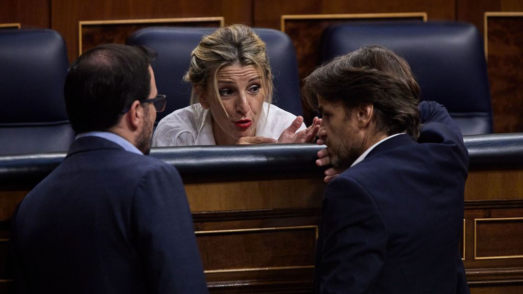 Yolanda Díaz conversa con Alberto Garzón y Jaume Asens en el Congreso