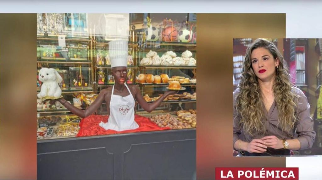 Una pastelería de Barcelona tiene que retirar unas monas de Pascua por racistas: “Es surrealista”