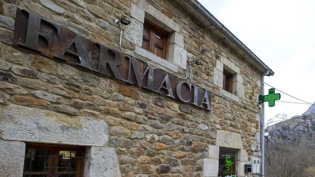 Fachada de una farmacia en un entorno rural