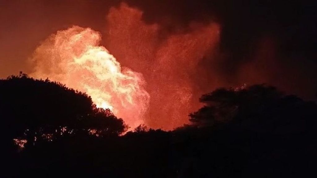 Batalla contra las llamas en la sierra de San Bartolomé en Tarifa