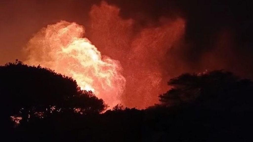 Se complica la extinción del incendio en Tarifa por el fuerte viento: desalojadas 70 personas
